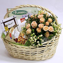 Весенние корзины с цветами и кондитерскими подарками